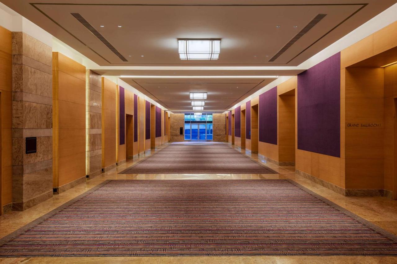 Grand Hyatt Mumbai Hotel And Residences Eksteriør billede A corridor at the hotel