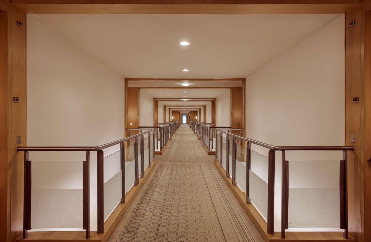 Grand Hyatt Mumbai Hotel And Residences Eksteriør billede A corridor at the hotel