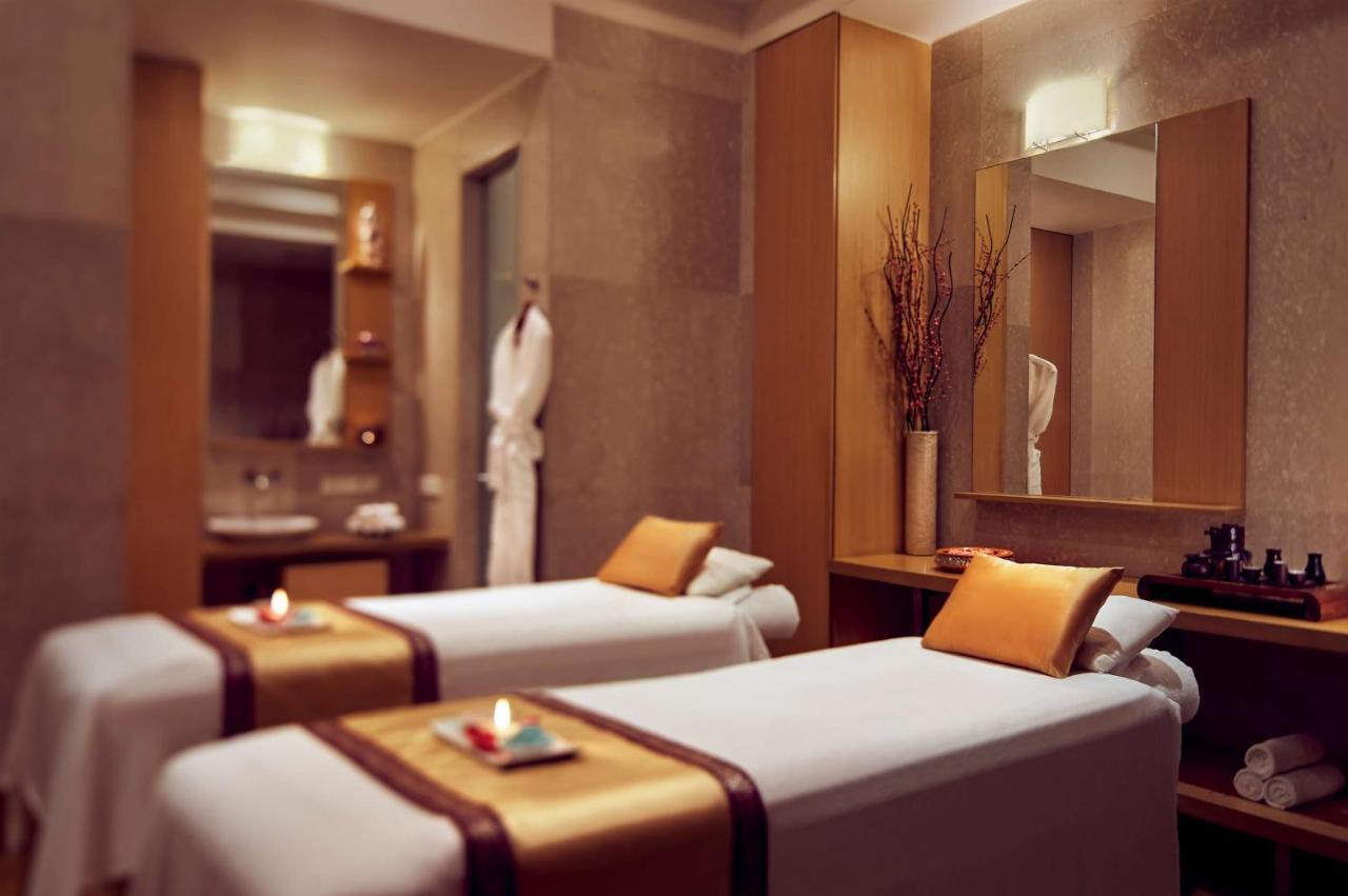 Grand Hyatt Mumbai Hotel And Residences Eksteriør billede A spa treatment room