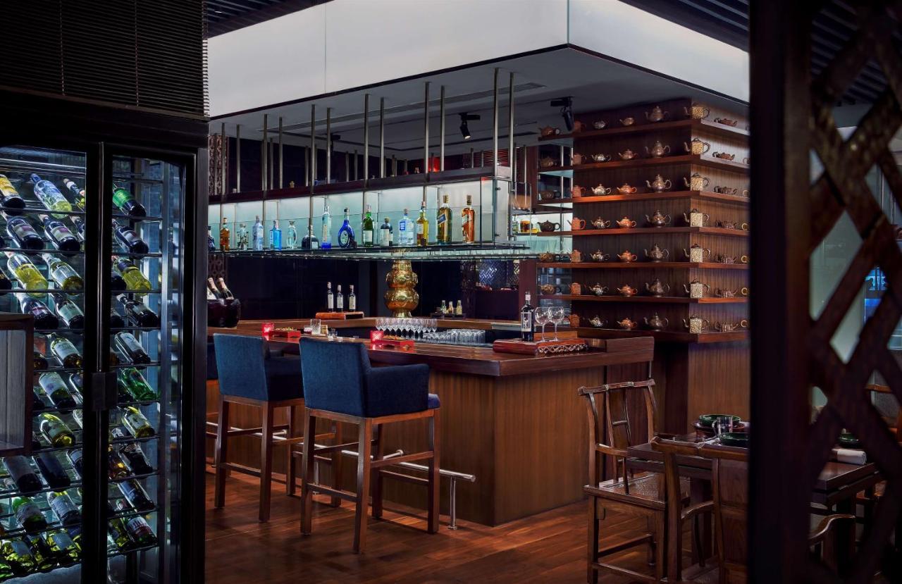 Grand Hyatt Mumbai Hotel And Residences Eksteriør billede The bar at the restaurant