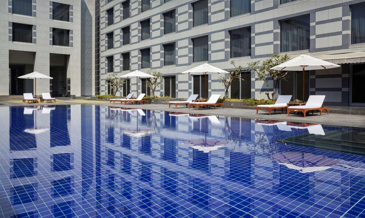 Grand Hyatt Mumbai Hotel And Residences Eksteriør billede The pool at the hotel