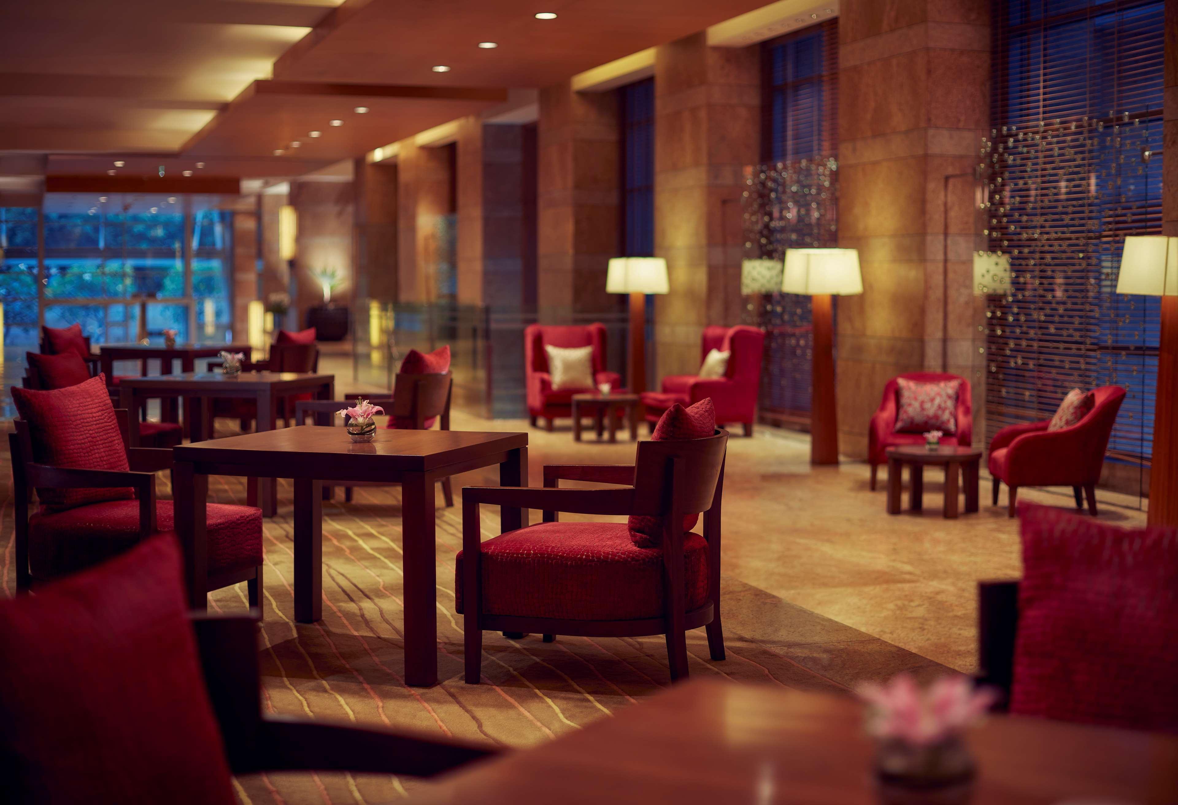 Grand Hyatt Mumbai Hotel And Residences Eksteriør billede The Lounge at the airport