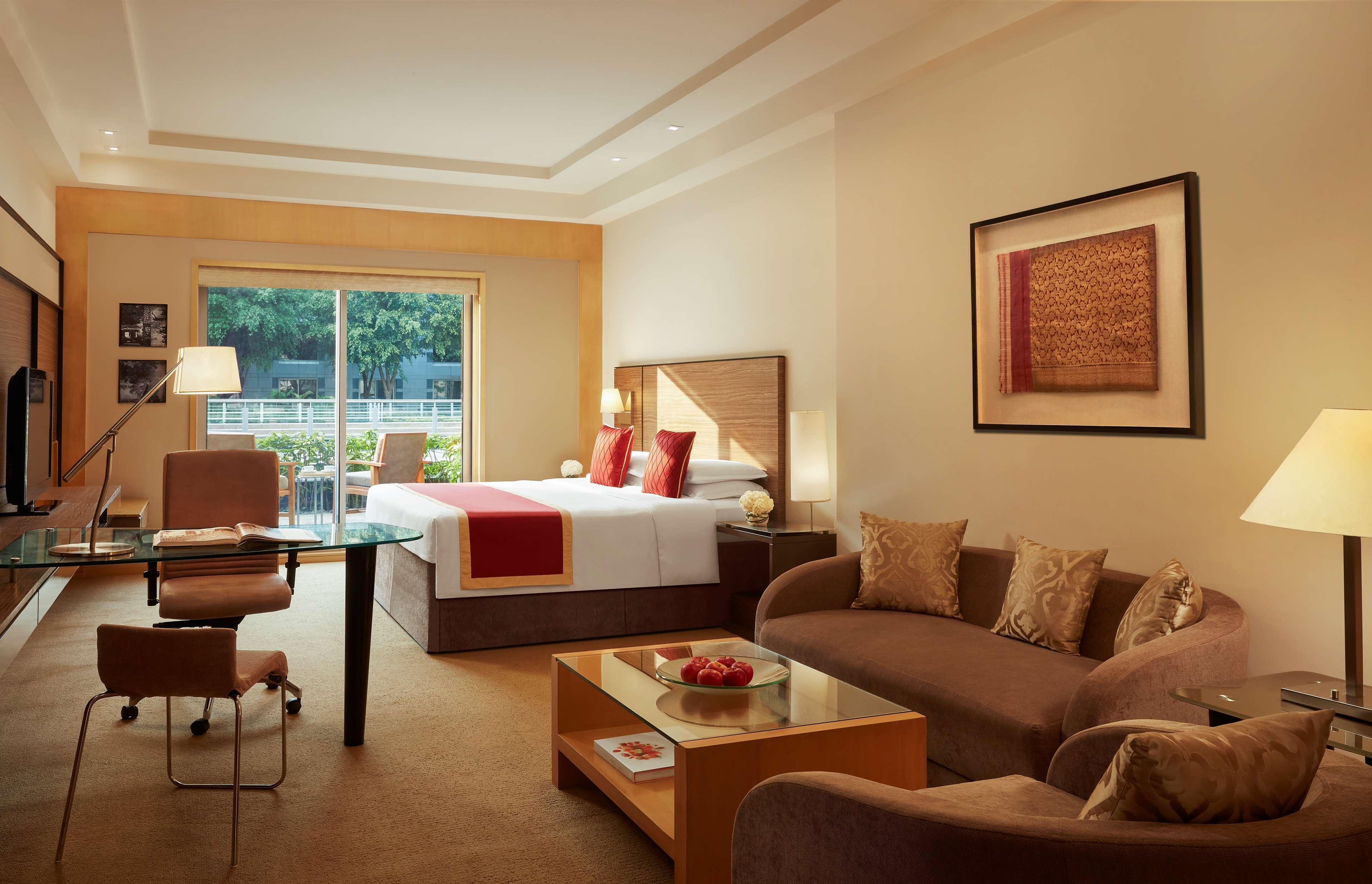 Grand Hyatt Mumbai Hotel And Residences Eksteriør billede A suite at the Taj Bengal