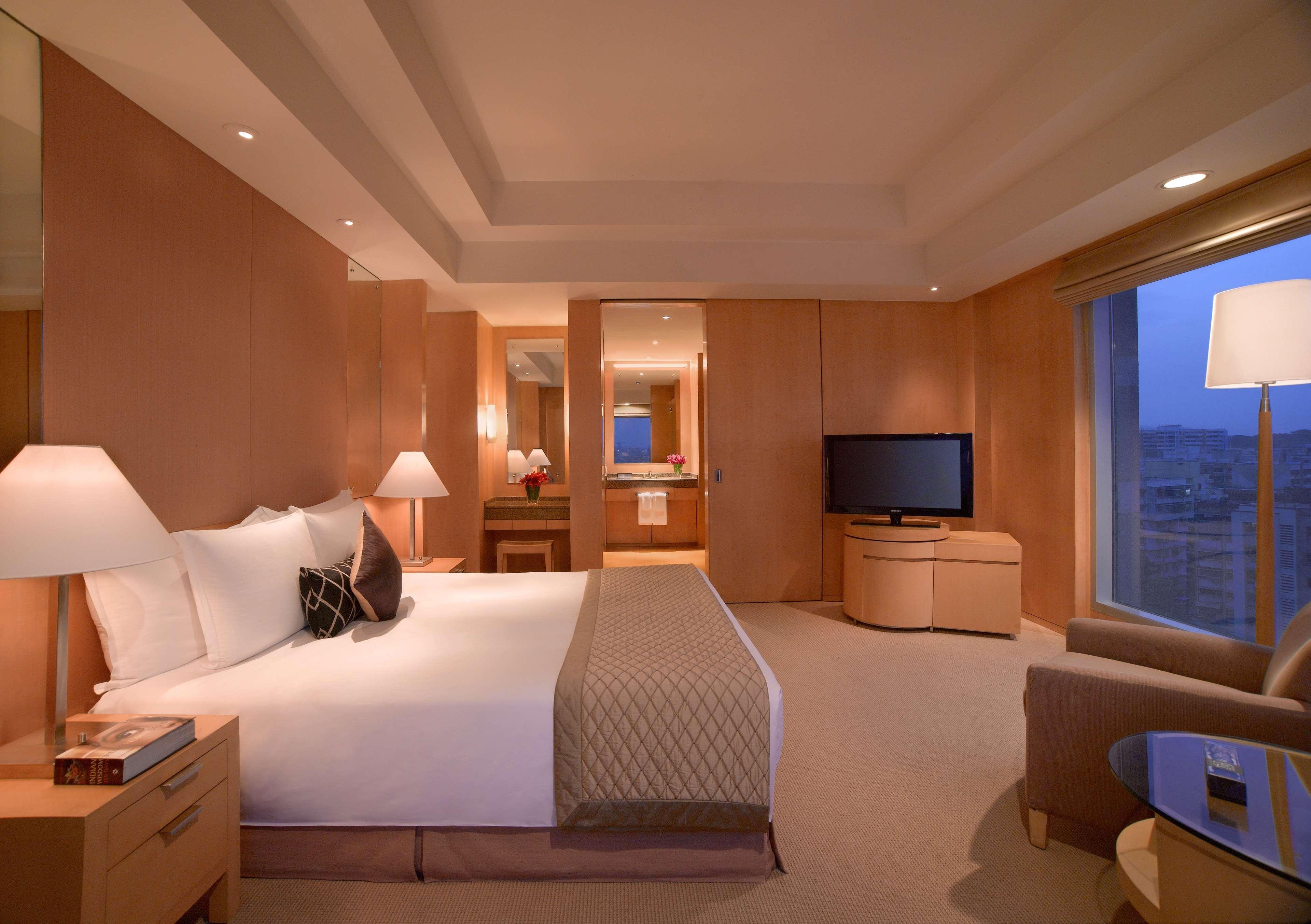 Grand Hyatt Mumbai Hotel And Residences Eksteriør billede A bedroom in a suite at the Mandarin Oriental, Hong Kong
