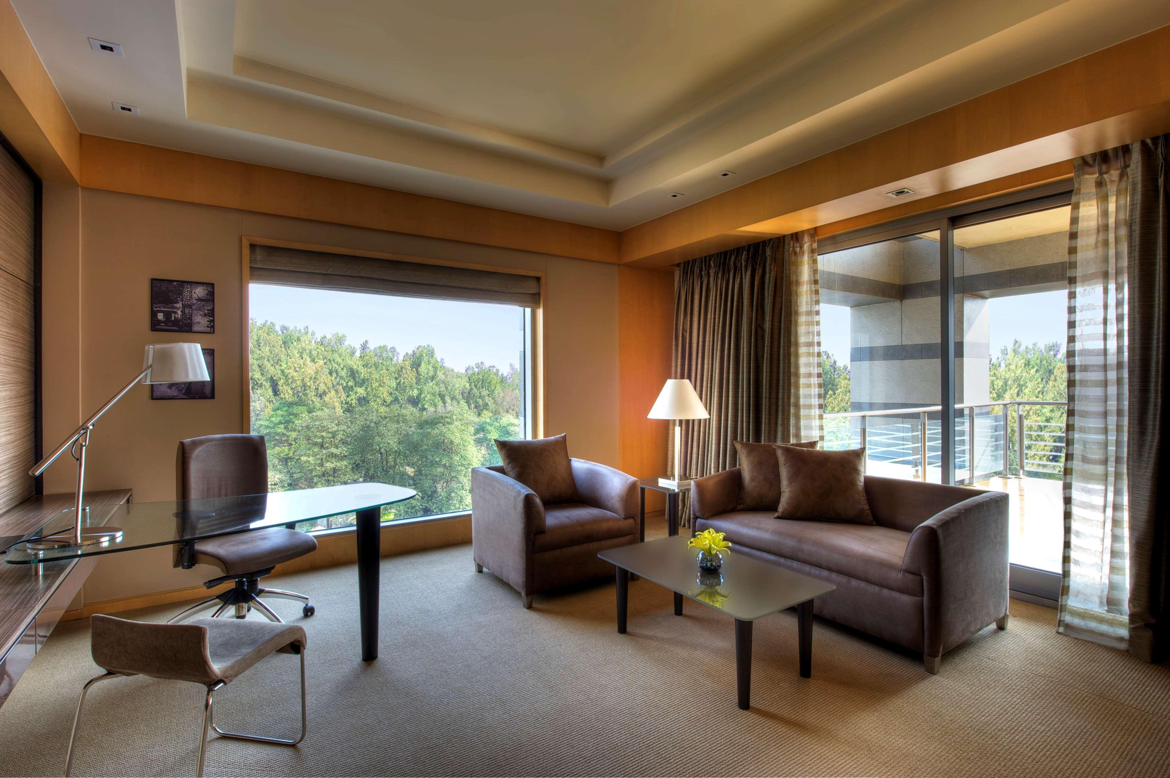 Grand Hyatt Mumbai Hotel And Residences Eksteriør billede A suite at the hotel