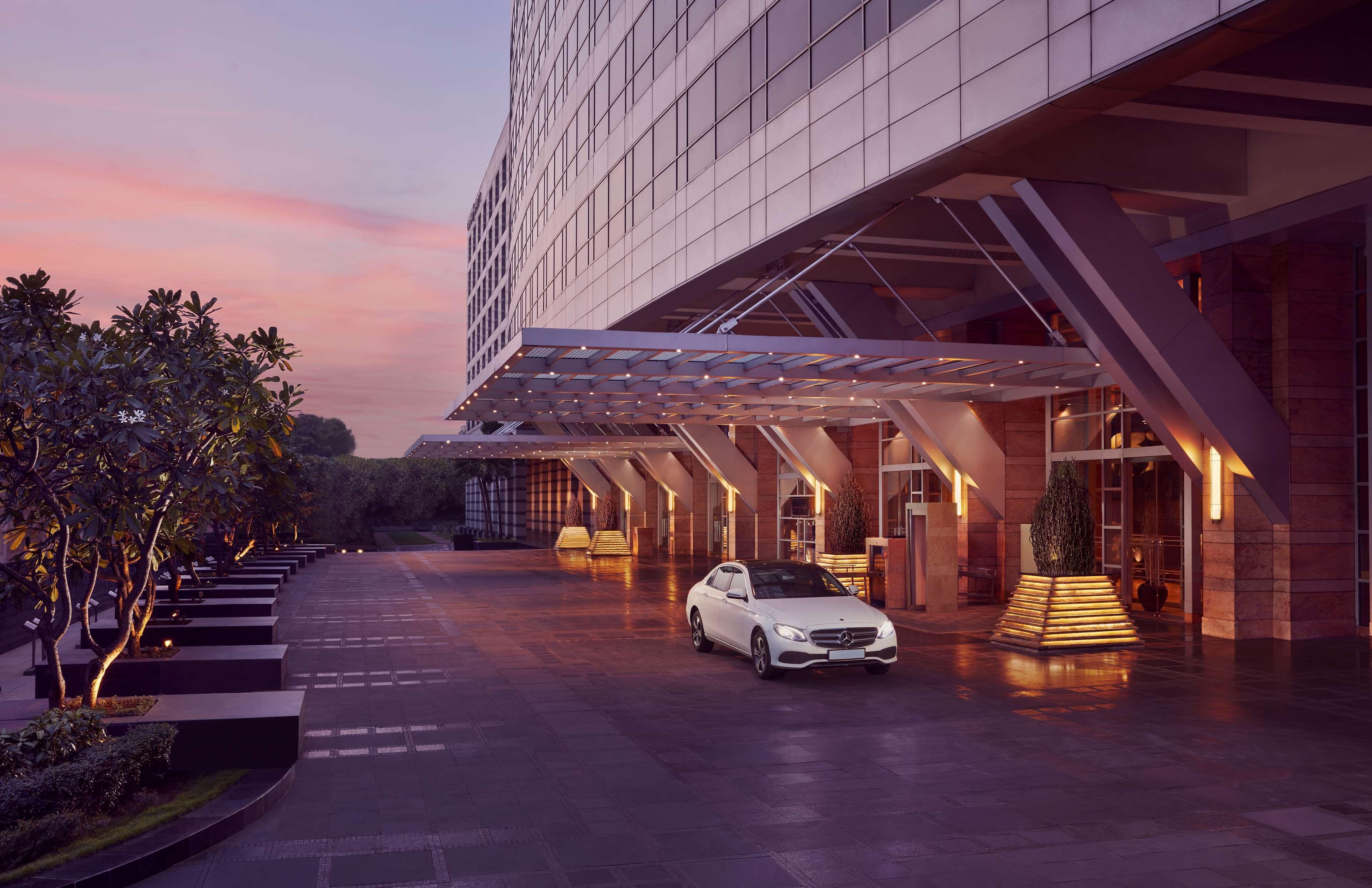 Grand Hyatt Mumbai Hotel And Residences Eksteriør billede The hotel's main entrance
