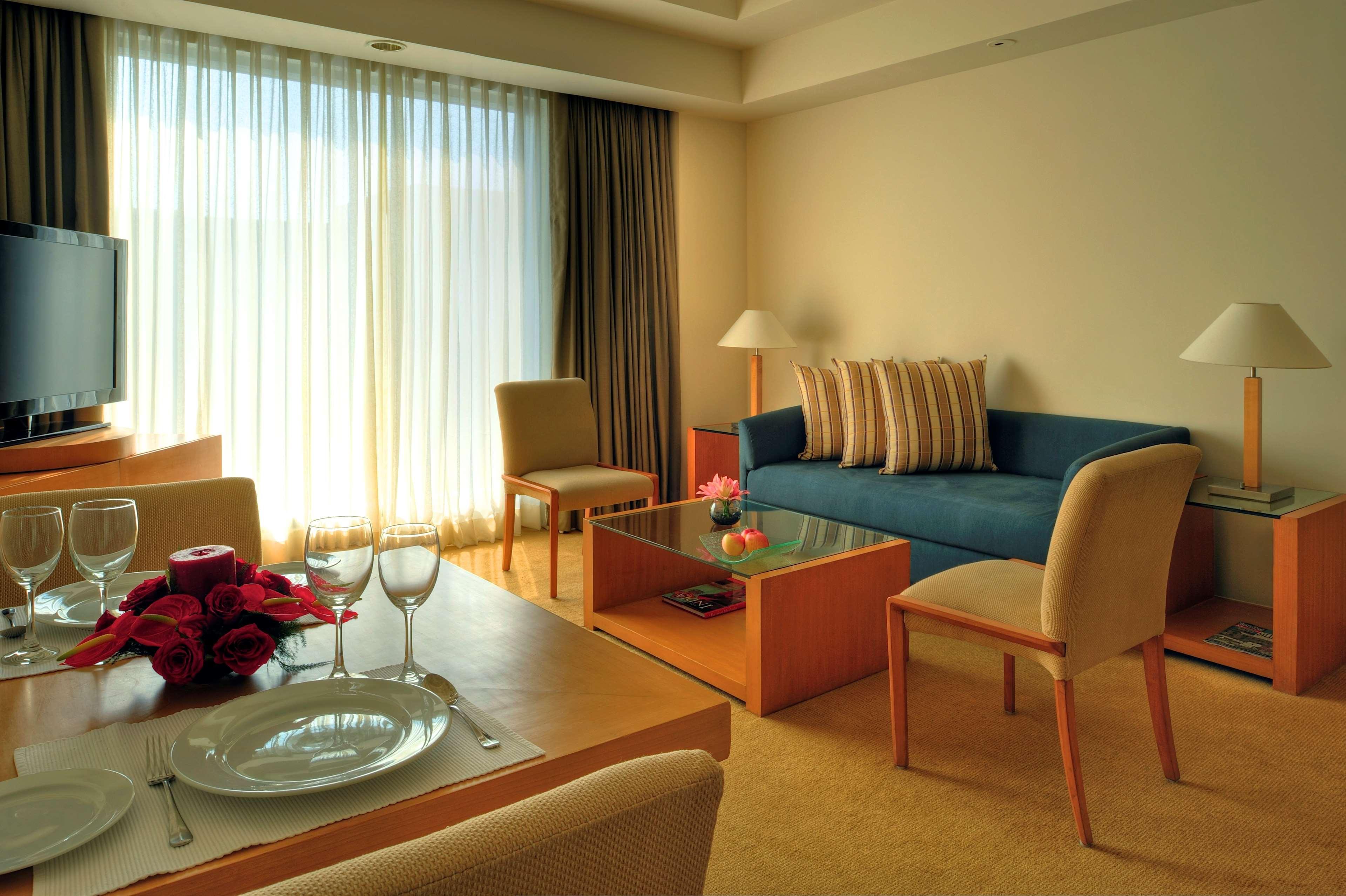 Grand Hyatt Mumbai Hotel And Residences Eksteriør billede A living room