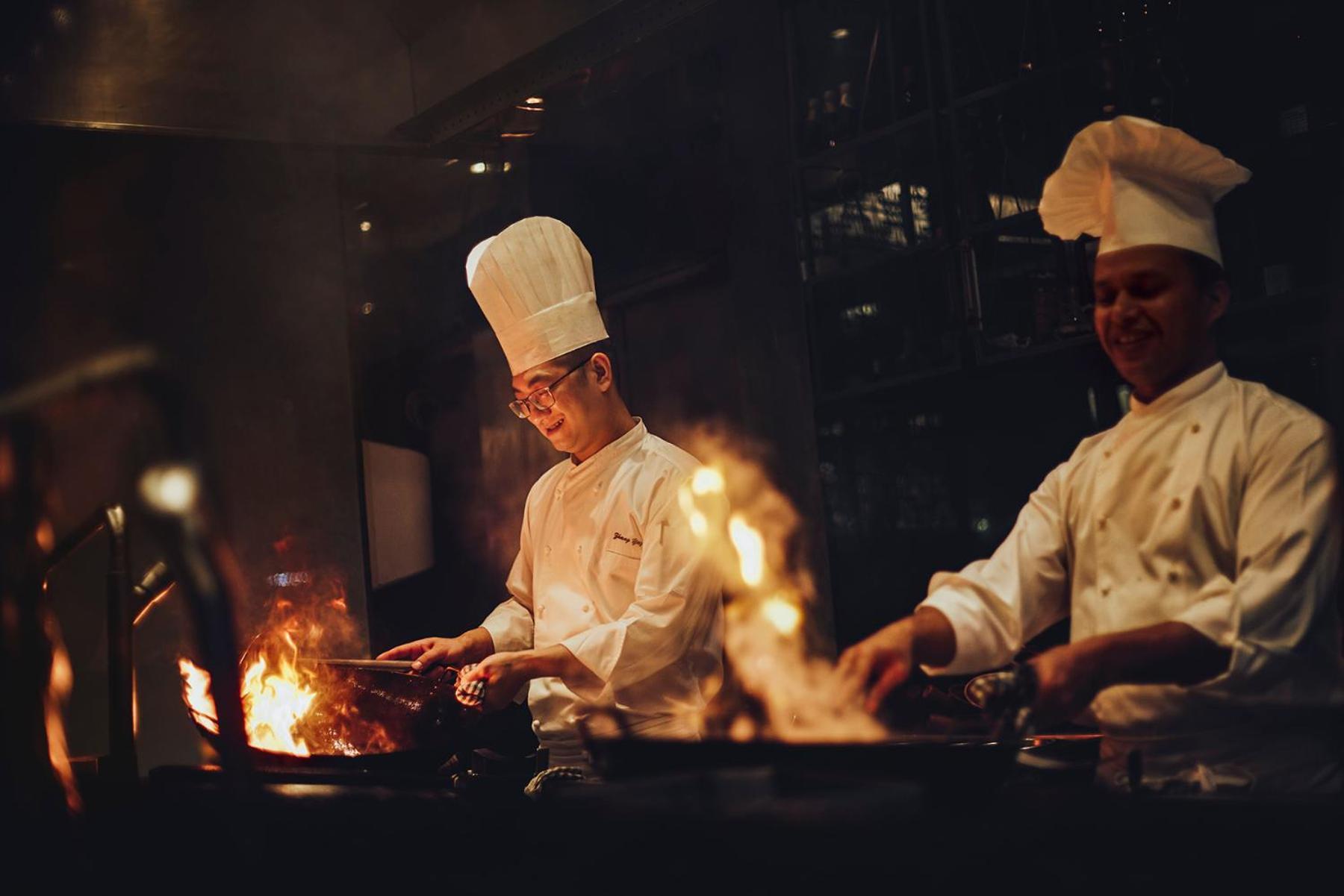 Grand Hyatt Mumbai Hotel And Residences Eksteriør billede Cooking with a wok
