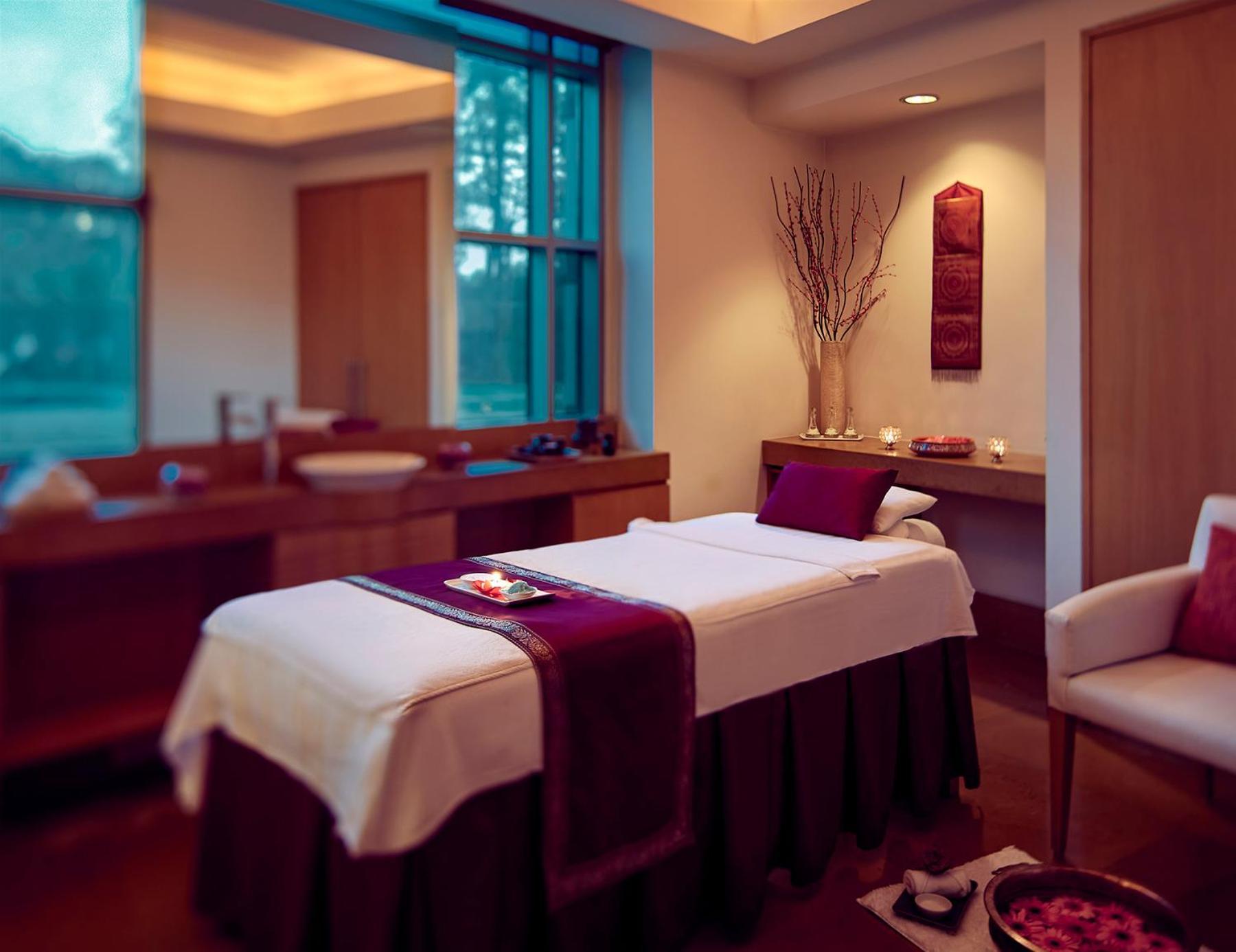 Grand Hyatt Mumbai Hotel And Residences Eksteriør billede A treatment room at the Four Seasons Spa