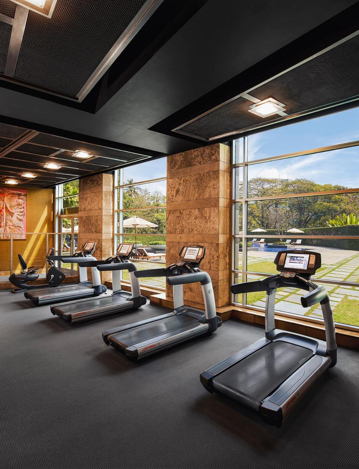 Grand Hyatt Mumbai Hotel And Residences Eksteriør billede The gym at the Taj Bengal