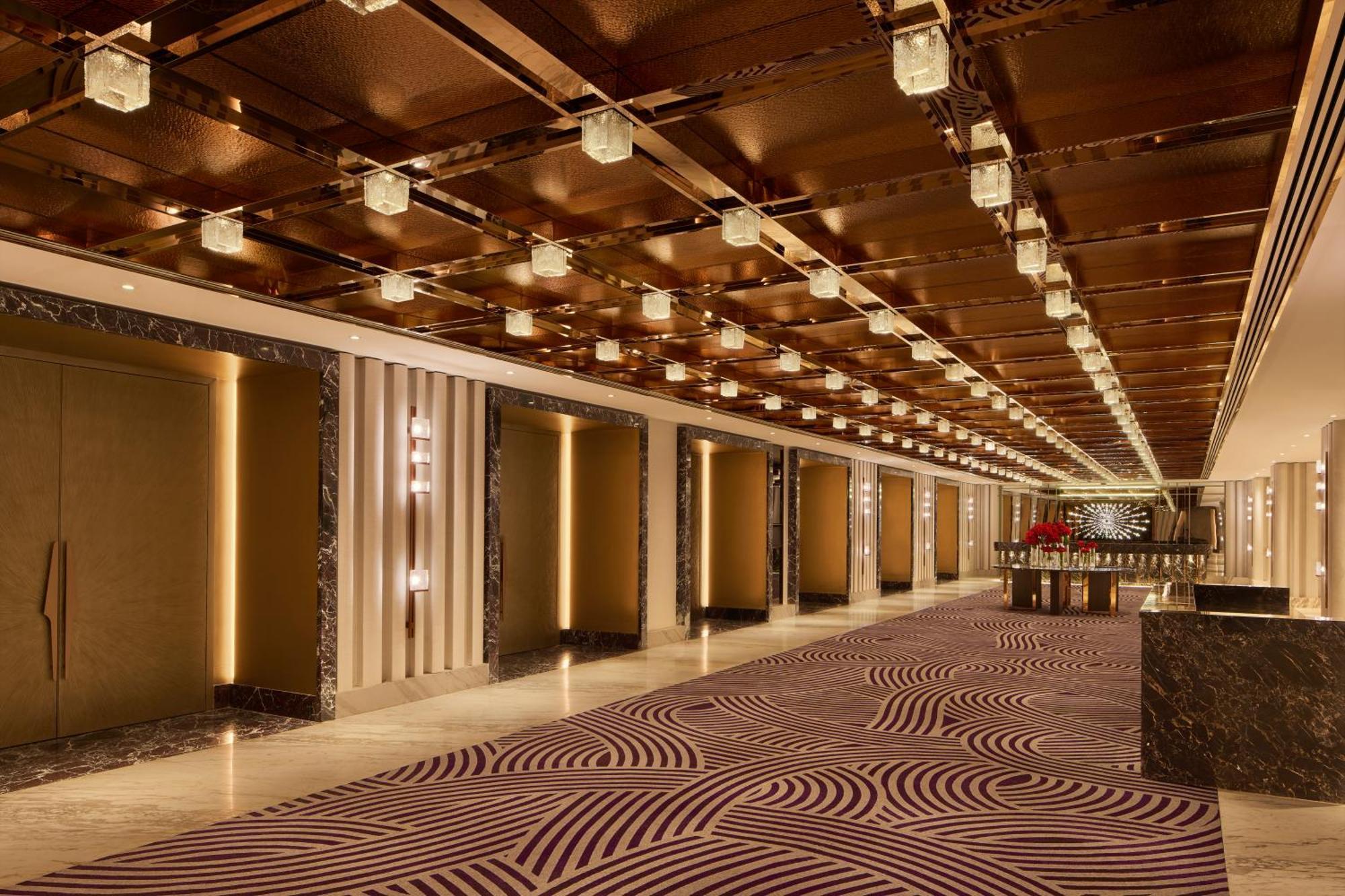 Grand Hyatt Mumbai Hotel And Residences Eksteriør billede The interior of the hotel