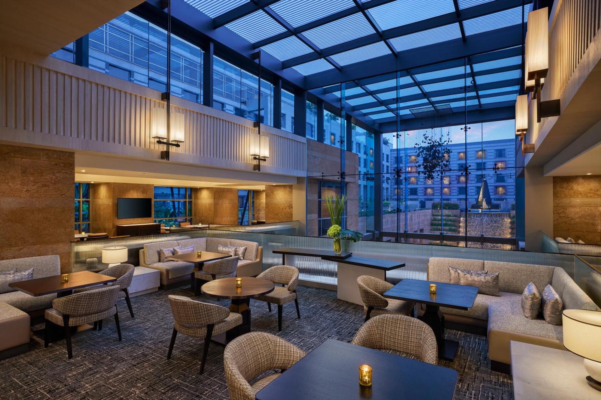 Grand Hyatt Mumbai Hotel And Residences Eksteriør billede The Lounge at the Westin