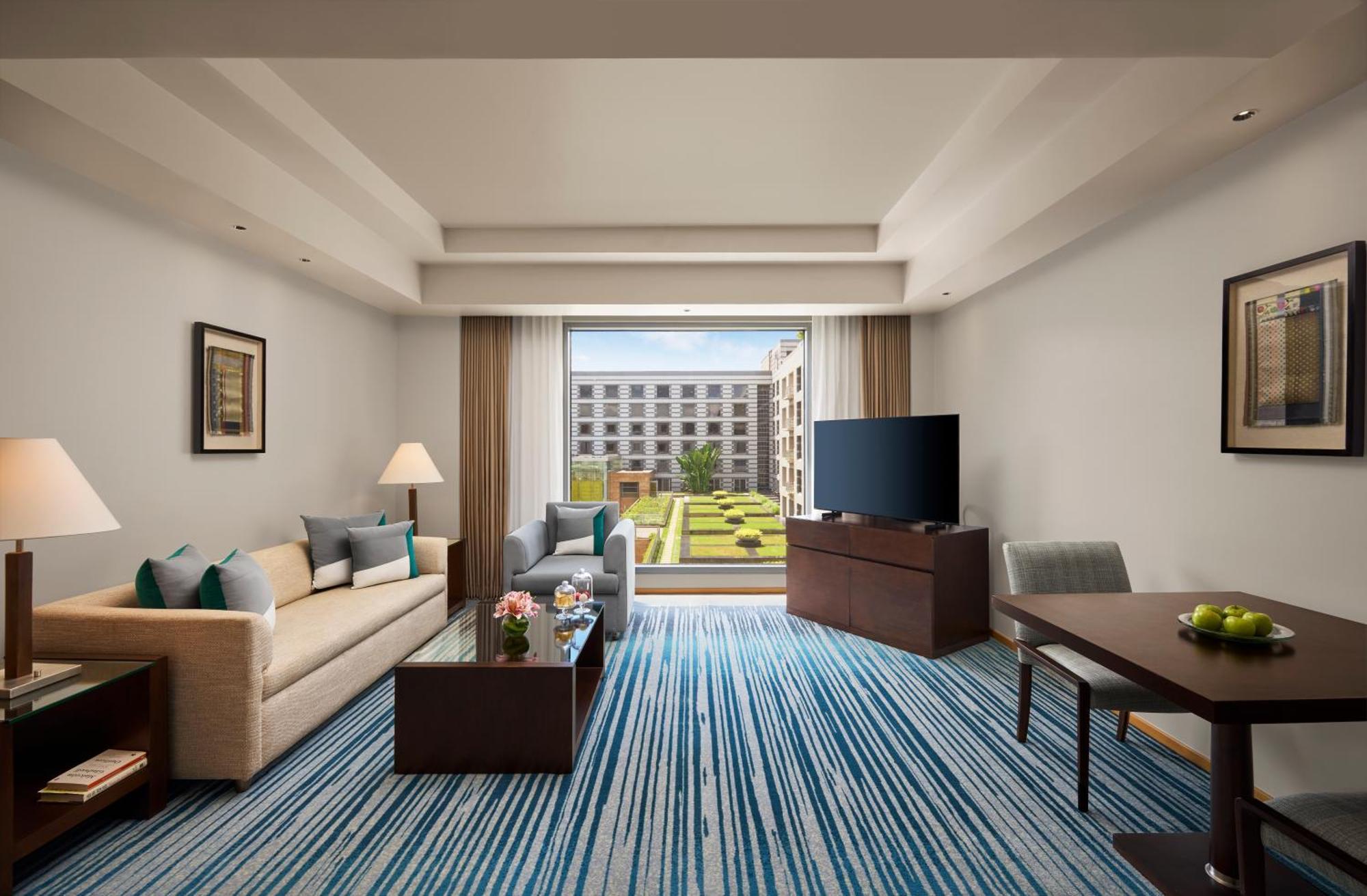 Grand Hyatt Mumbai Hotel And Residences Eksteriør billede Living room of a suite